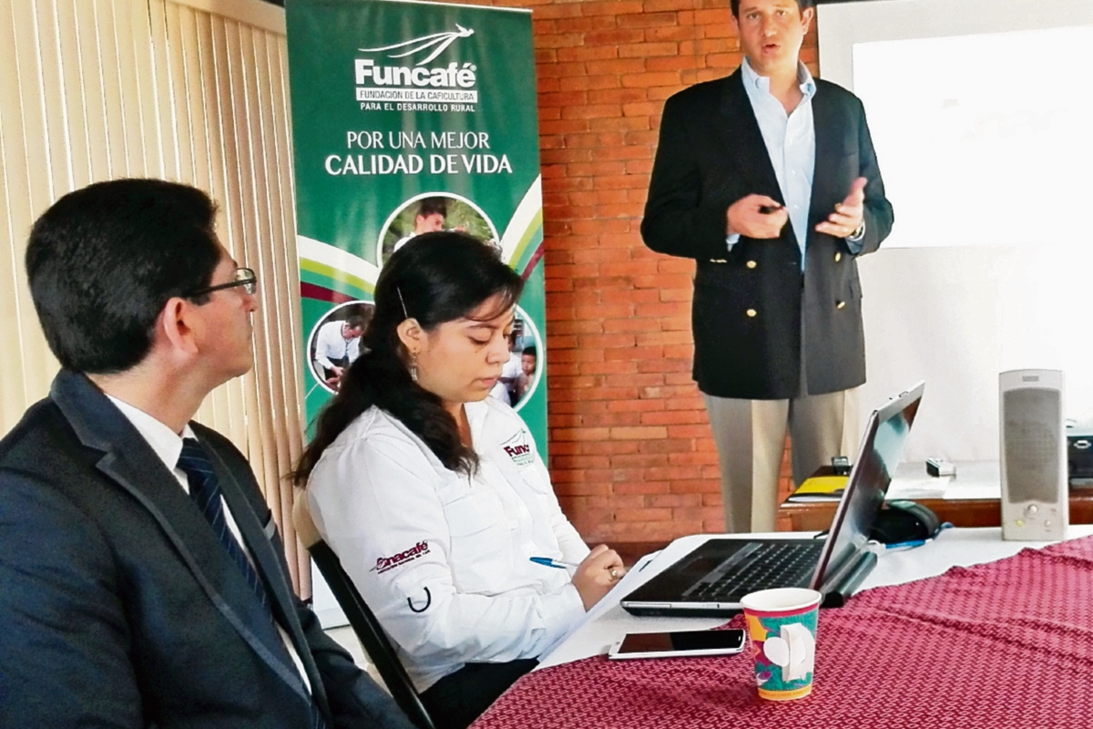 Miguel medina, presidente de Anacafé, presenta los resultados y logros de Funcafé en el 2014.