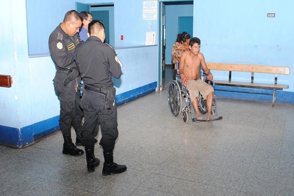 Eulises Jonathan Amador Cetino, en el hospital de Tiquisate, a donde fue llevado junto a su hermana Kimberly Mariela. (Foto Prensa Libre: Felipe Guzmán)