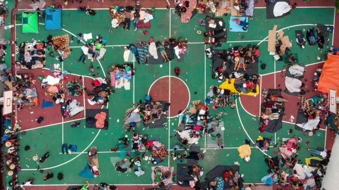 De camino a Estados Unidos, un grupo de migrantes pasa la noche en una cancha de básquetbol en México. GETTY IMAGES