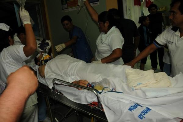 Personal médico del hospital de Sayaxché, Petén, atienden a uno de los  heridos en choque de motocicletas. (Foto Prensa Libre: Rigoberto  Escobar)