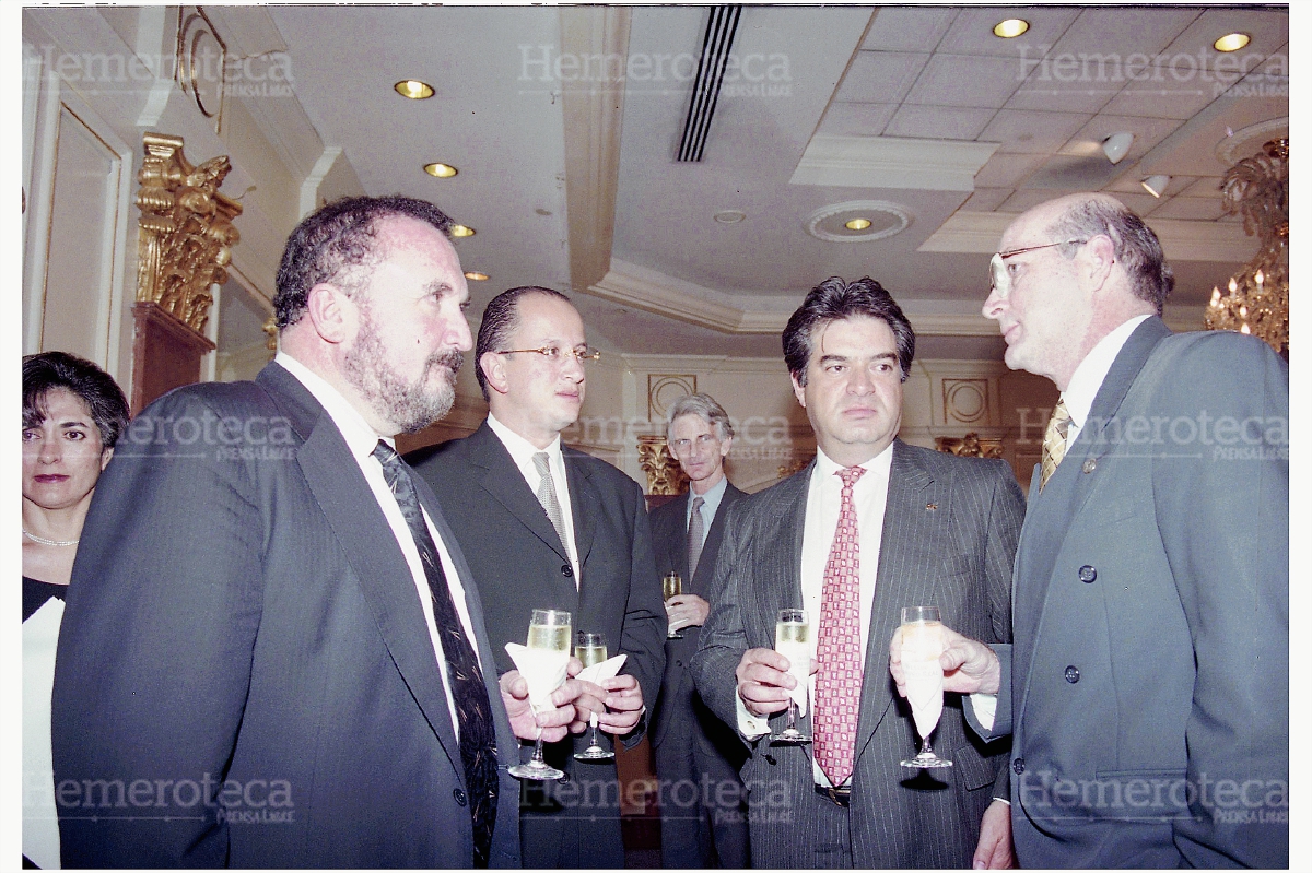 Ricardo Bueso (izquierda) quien compró Telgua. (Foto: Hemeroteca PL)