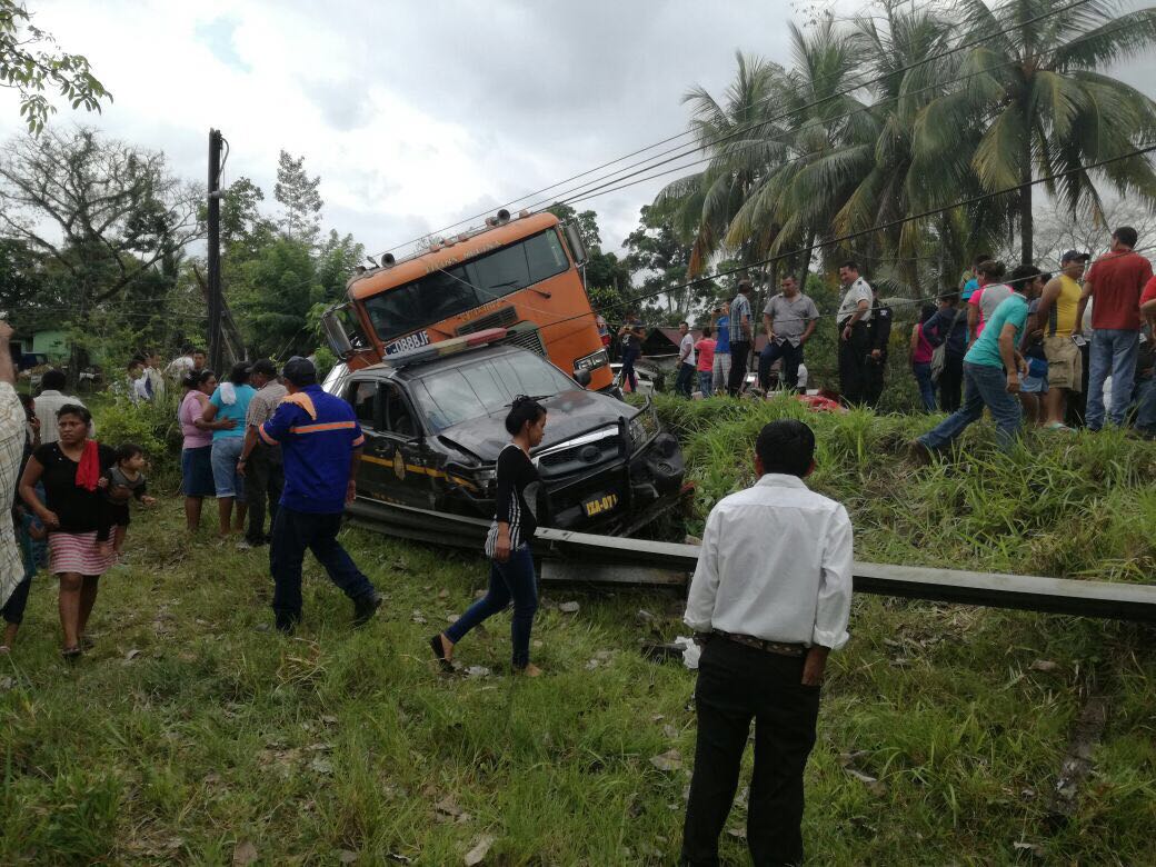 Un autopatrulla de la PNC también fue alcanzado por un tráiler cuyo piloto perdió el control, en Lívingston, Izabal. (Foto Prensa Libre: Dony Stewart)