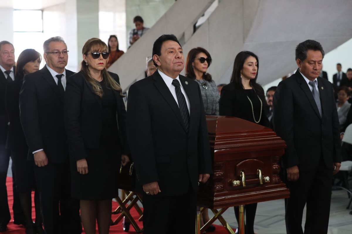 Magistrados de la Corte de Constitucionalidad hicieron guardia alrededor del féretro del magistrado. (Foto Prensa Libre: Érick Ávila)