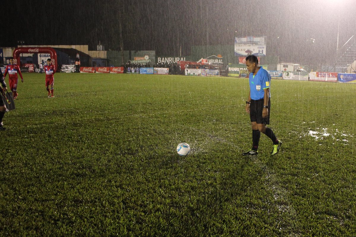 Así luce la cancha en Cobán, debido a la lluvia. (Foto Prensa Libre: Eduardo Sam)