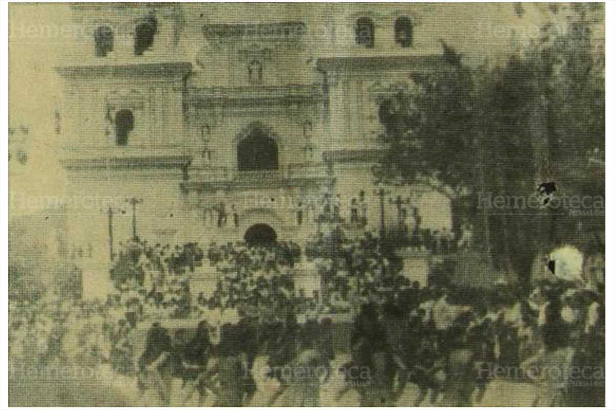 Numeroso público reunido frente a la basílica de Esquipulas, en donde se llevó a cabo el acto inaugural de la reunión cumbre de presidentes centroamericanos. 24/5/1986. (Foto: Hemeroteca PL)