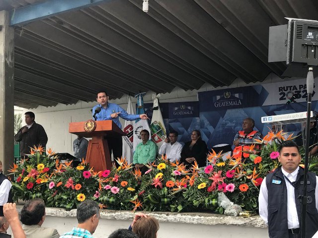 Presidente Jimmy Morales, el Ministro García, y diputados por Guatemala inician trabajos de reposición asfalto en la CA1 oriente, Santa Elena Barillas. (Foto Prensa Libre: Canal de Gobierno).