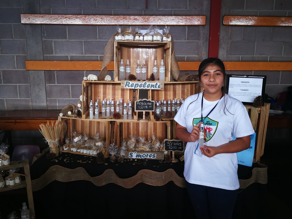 La estudiante Andrea Sofía Cruz muestra el repelente contra insectos elaborado con productos naturales. (Foto Prensa Libre: Oscar García).