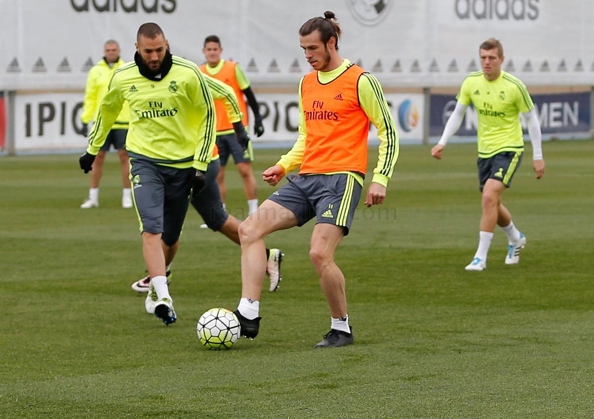 Karim Benzema y Gareth Bale durante el entrenamiento de este jueves en la Ciudad Deportiva del Real Madrid. (Foto Prensa Libre: Real Madrid).