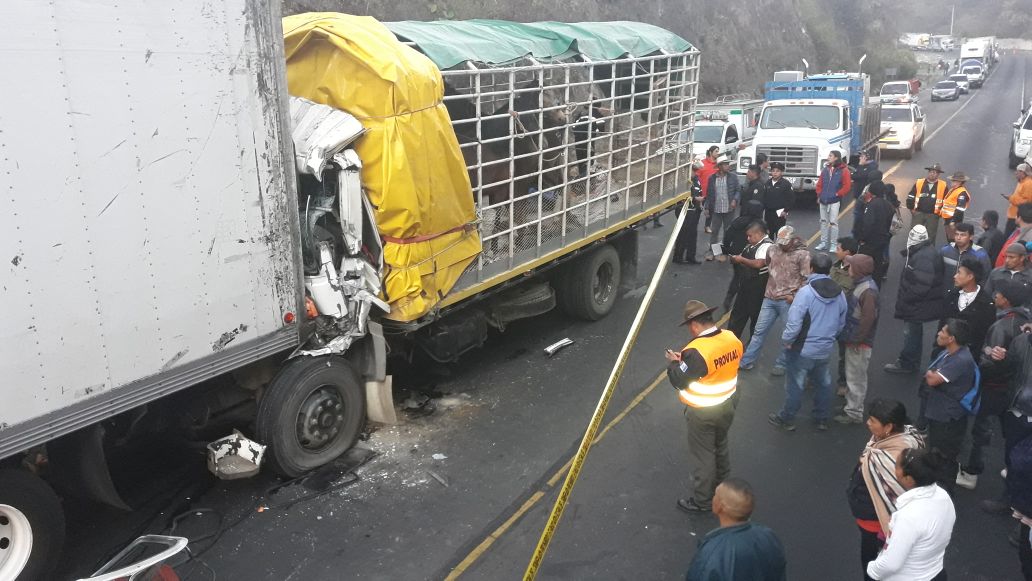 El choque de camiones ocurrió en el km 62 de la Ruta Nacional 14, Pastores, Sacatepéquez. (Foto Prensa Libre: Víctor Chamalé)