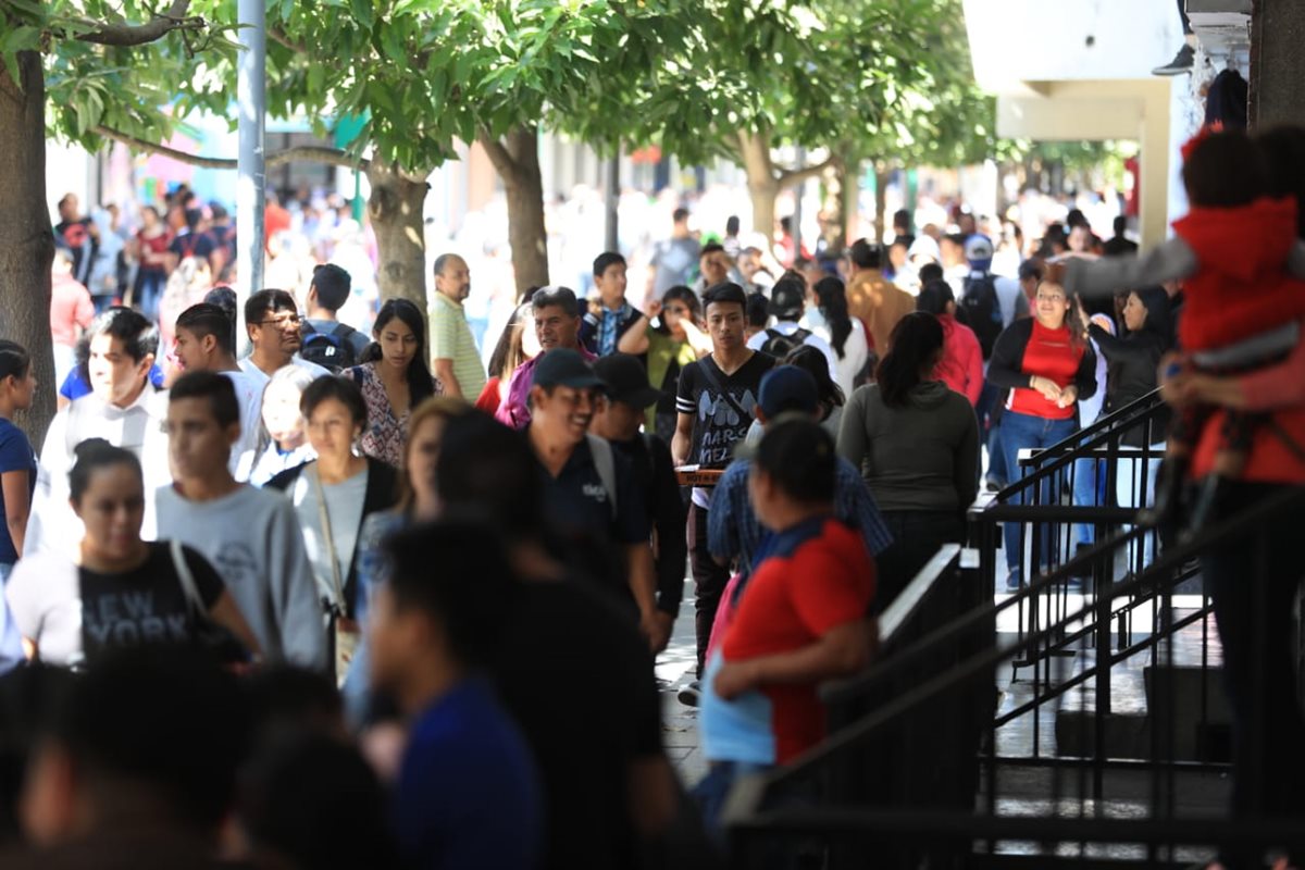 Este y el próximo fin de semana se prevé afluencia en comercios. (Foto Prensa Libre: Carlos Hernández)