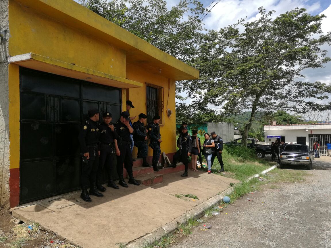 Agentes de la PNC resguardan vivienda en Cuilapa, Santa Rosa, donde fueron localizadas cuatro personas investigadas por la liberación de un reo. (Foto Prensa Libre)