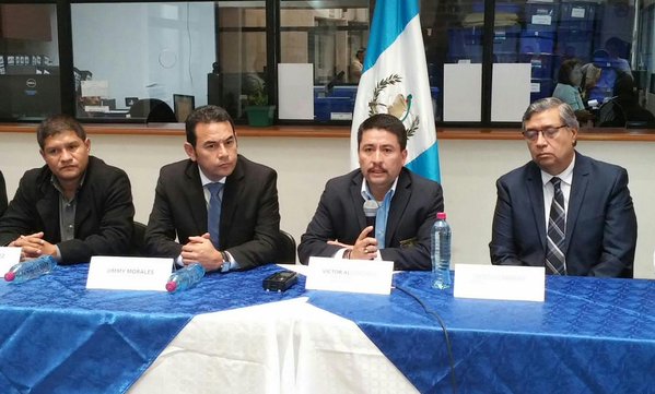 En un acto en la municipalidad de Santa Catarina Pinula Morales oficializó la entrega con un cheque simbólico a las familias. (Foto Prensa Libre: Hemeroteca PL)