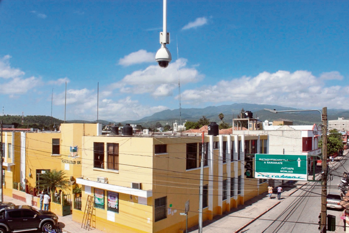 Una de  las 32 cámaras de vigilancia instaladas en la cabecera de Jalapa, pero que  aún  no funcionan porque  carecen de tierra física.