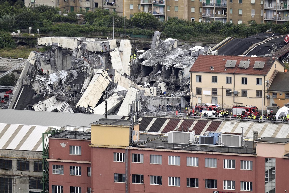 Una la sección derrumbada del viaducto en Génova, Italia. Treinta personas han muerto por el desplome del puente. (EFE)