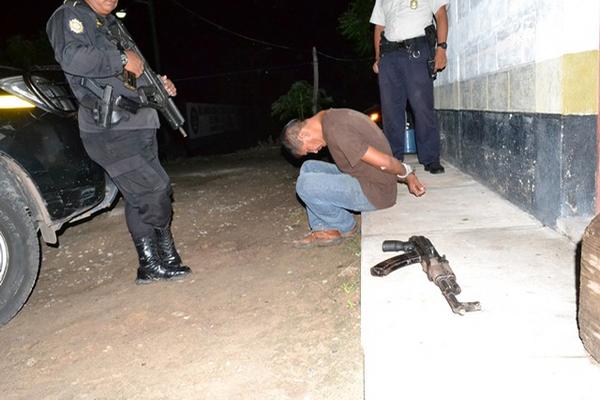 Rony Estuardo Franco permanece frente a la subestación policial en Río Hondo, Zacapa. (Foto Prensa Libre: Érick de la Cruz).