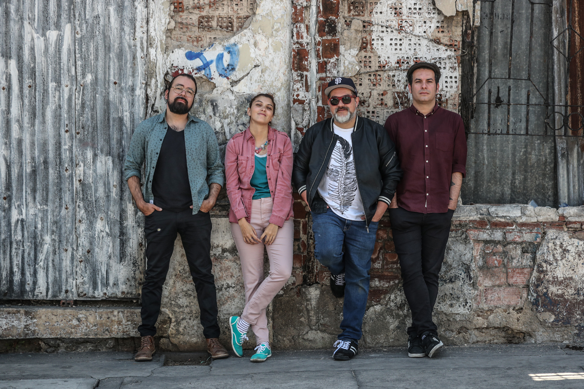 Luis Pedro González, Tita Moreno, Pepe Mollinedo y Juancarlos Barrios continúan perfeccionando los temas de la banda para presentarlos en sus shows. (Foto Prensa Libre: Keneth Cruz)