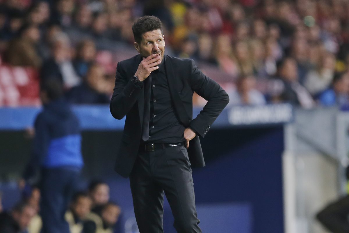 Diego Simeone durante el partido que el Atlético empató en casa contra el Qarabag. (Foto Prensa Libre: AP)