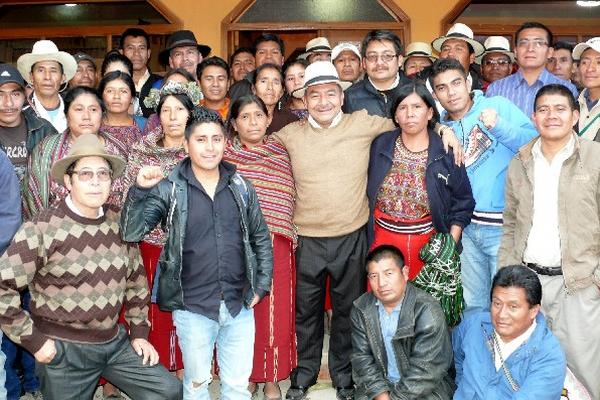 Virgilio Bernal —centro— cerró campaña antes del 15 diciembre del 2013.