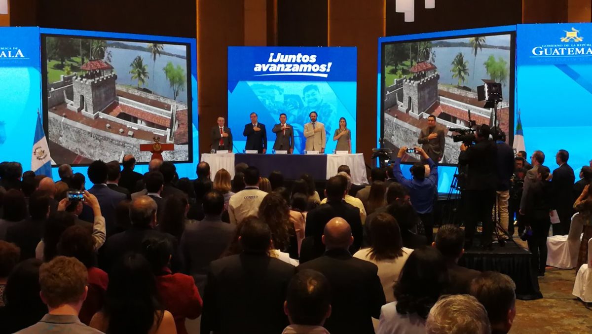 Presidente Jimmy Morales y vicepresidente Jafeth Cabrera, asistieron a la presentación de la Política Nacional de Competitividad 2018-2032, junto a autoridades del Ministerio de Economía y Pronacom. (Foto Prensa Libre: Carlos Hernández Ovalle)