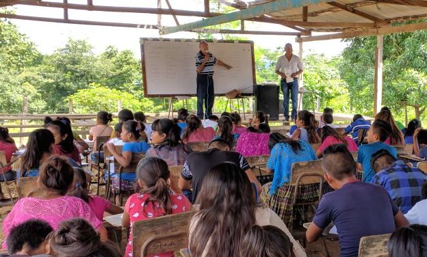 Mario Bolaños Cifuentes imparte clase de inglés a un grupo de estudiantes de Sayaxché. (Foto Prensa Libre: Rigoberto Escobar)