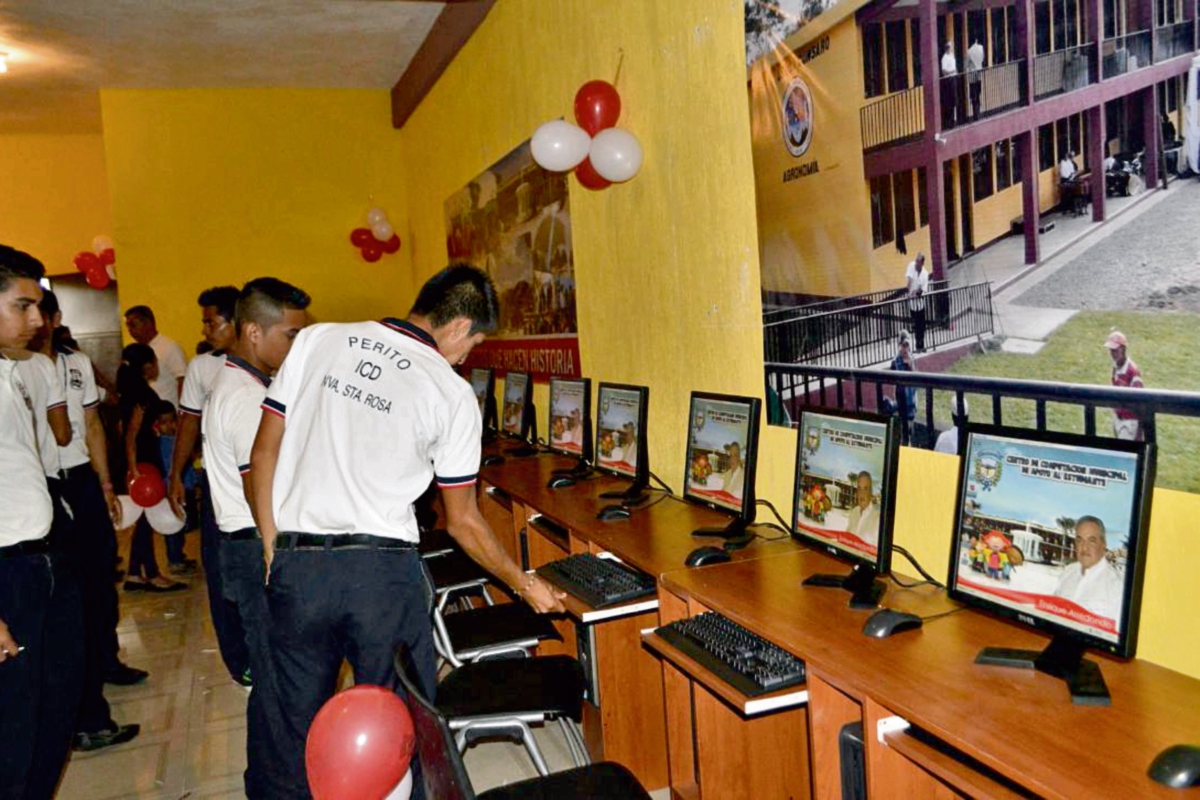 Pantallas del  centro de cómputo municipal de Nueva Santa Rosa, Santa Rosa, tienen imagen del alcalde Enrique Arredondo.