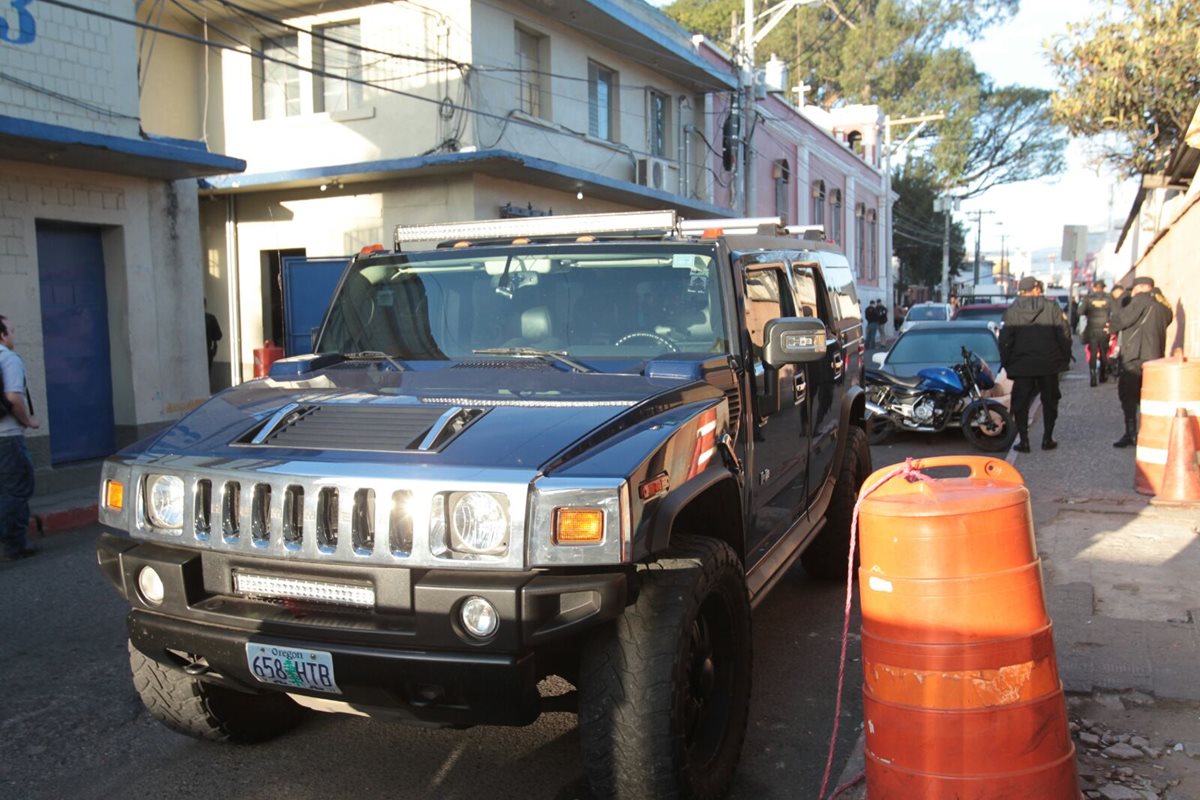 El vehículo de la línea Hummer fue detenido en la zona 5 capitalina. (Foto Prensa Libre: Erick Ávila)