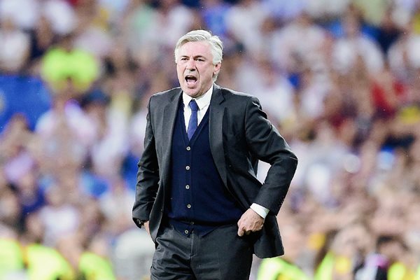 Durante el partido frente a el Valencia el técnico del Real Madrid, Carlo Ancelotti se mostró muy inquieto. (Foto Prensa Libre: AFP)