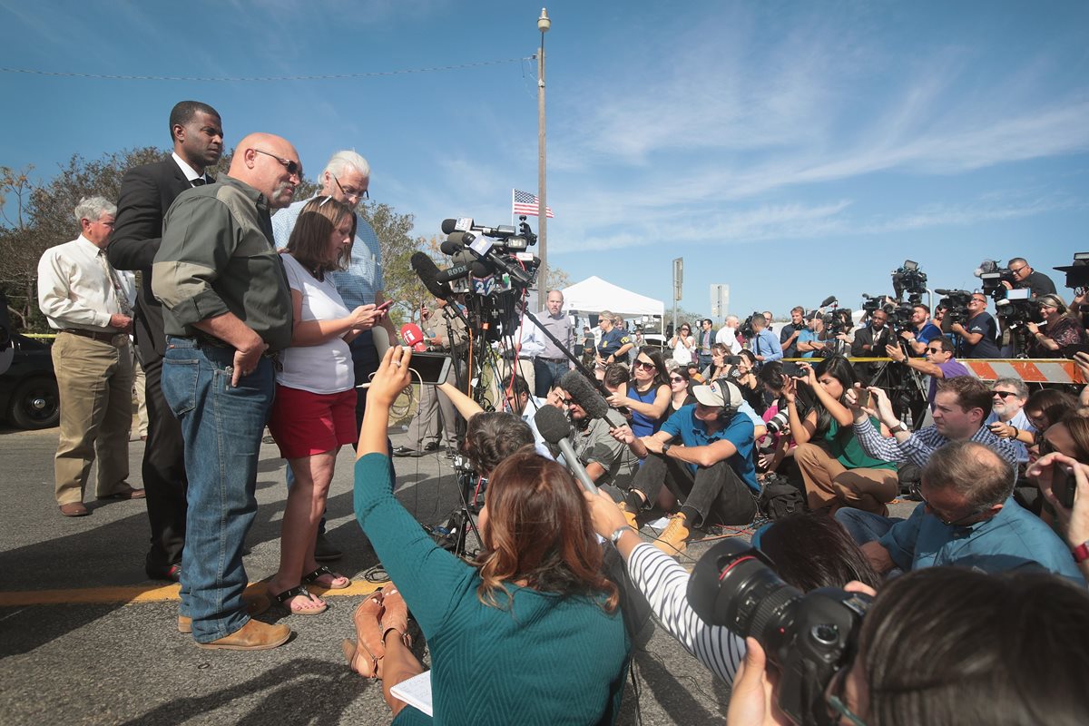 El pastor de la iglesia de la balacera, junto a sus esposa, hablan a la Prensa. Ellos perdieron a su hija en el ataque. (Foto Prensa Libre: AFP)