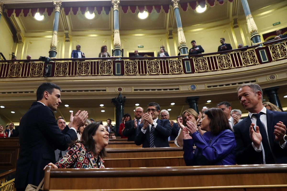 Pedro Sánchez saluda a su llegada al hemiciclo en el Congreso de los Diputados. (EFE).
