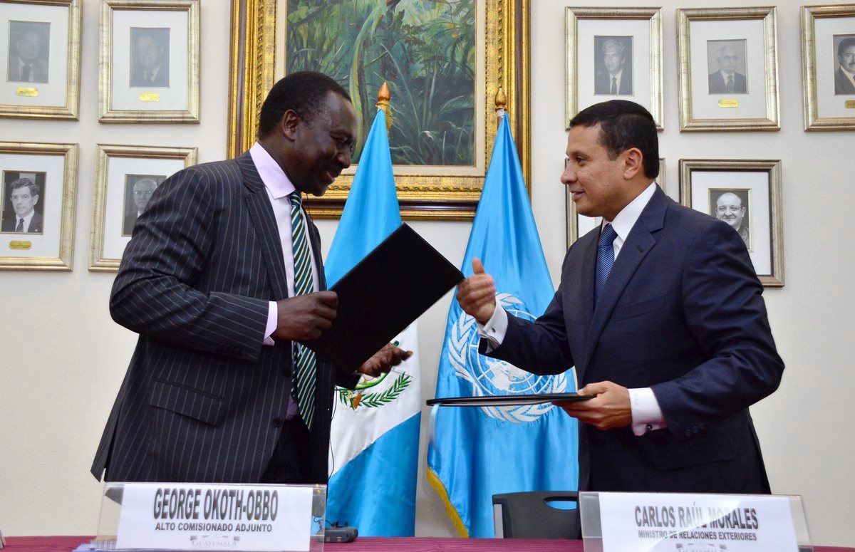 Canciller Carlos Morales y alto comisionado de OACNUR George Okoth-Obbo, acuerdan pacto para refugiados. (Foto Prensa Libre: Minex)