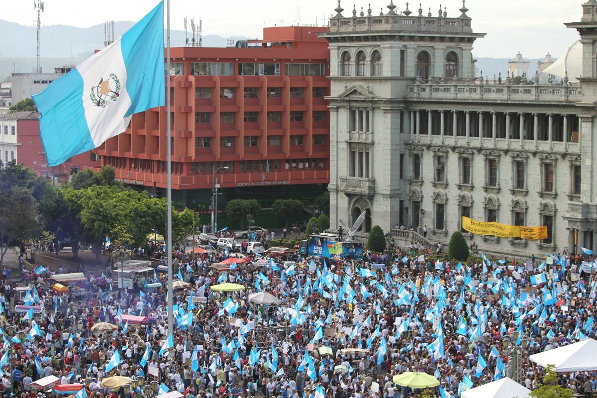 Miles de guatemaltecos toman la Plaza de la Constitución y exigen la renuncia del presidente Otto Pérez Molina. (Foto Prensa Libre: Esbin García)