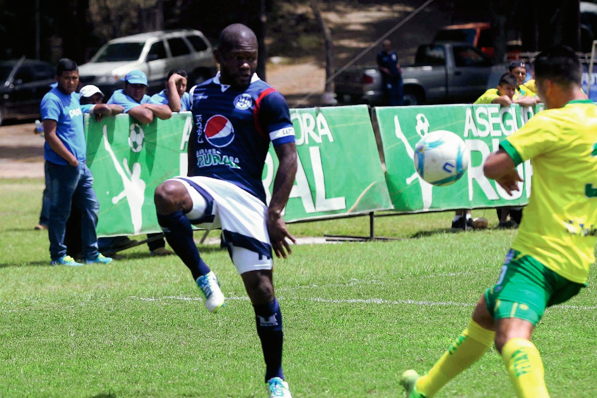 Milton Núñez de la Universidad de San Carlos pelea por el balón frente a un jugador de Deportivo Petapa. (Foto Prensa Libre: Carlos Vicente)