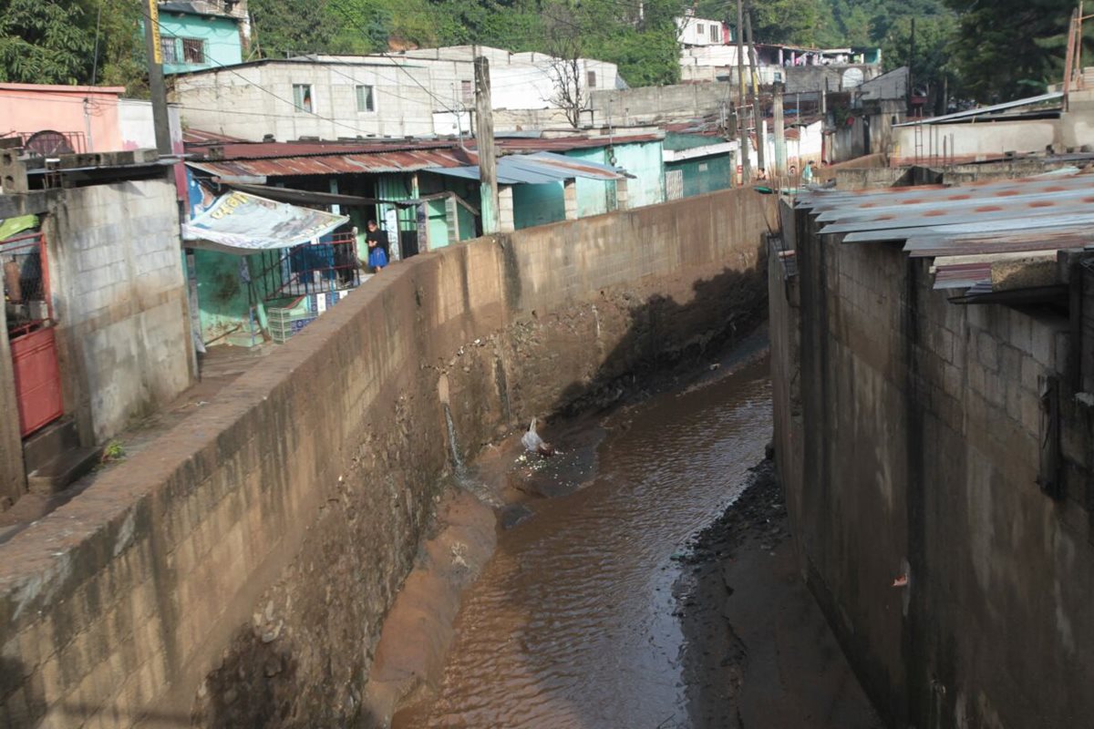 El río Platanitos ha registrado crecidas de hasta dos metros sobre su cauce por la lluvia de la última semana. (Foto Prensa Libre: Erick Ávila)