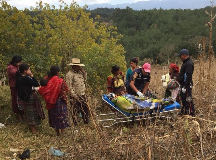 Socorristas atienden a la mujer que dio a luz entre un sembradío de maíz en San Pedro Jocopilas, Quiché. (Foto Prensa Libre: Héctor Cordero)