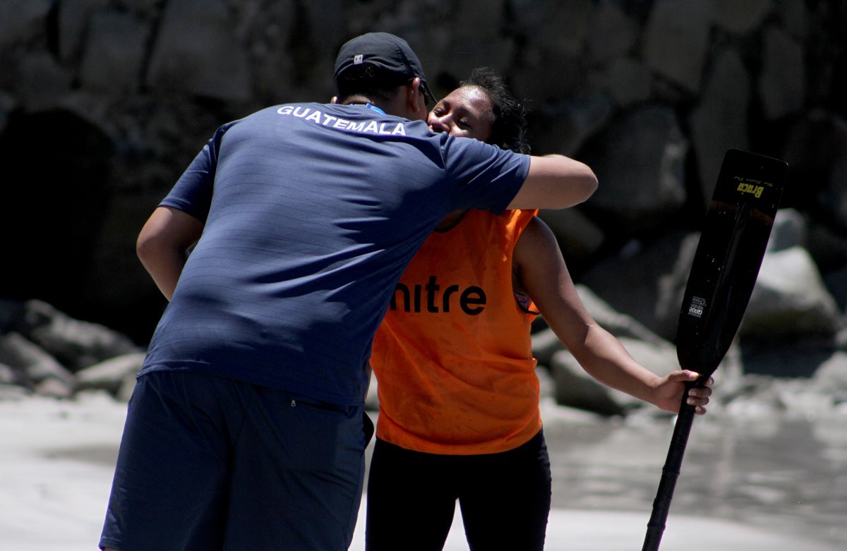 Clara López celebra con su entrenador el primer oro de Guatemala en los Boliviarinos. (Foto Prensa Libre: COG).