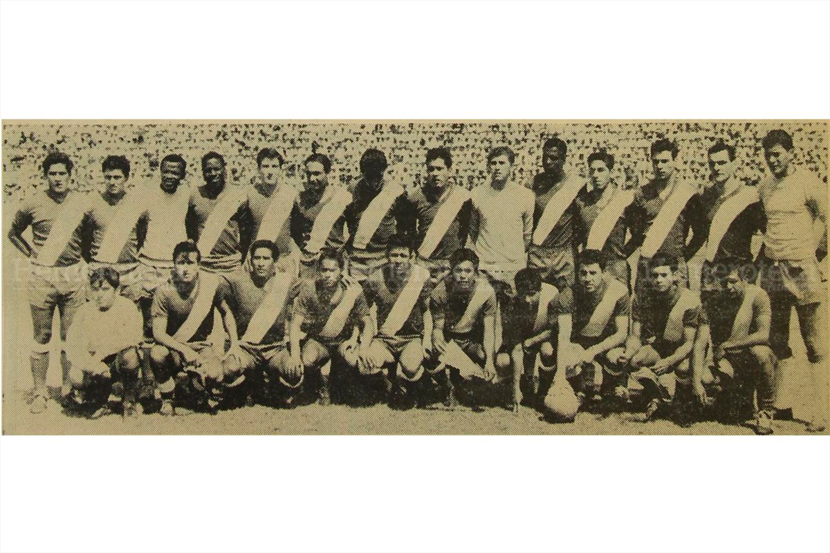 Los integrantes de la selección nacional de futbol posan en el estadio de Tegucigalpa,  durante  su último encuentro del  III Norceca, antes de enfrentar a Nicaragua, el  19/3/1967. (Foto: Hemeroteca PL)