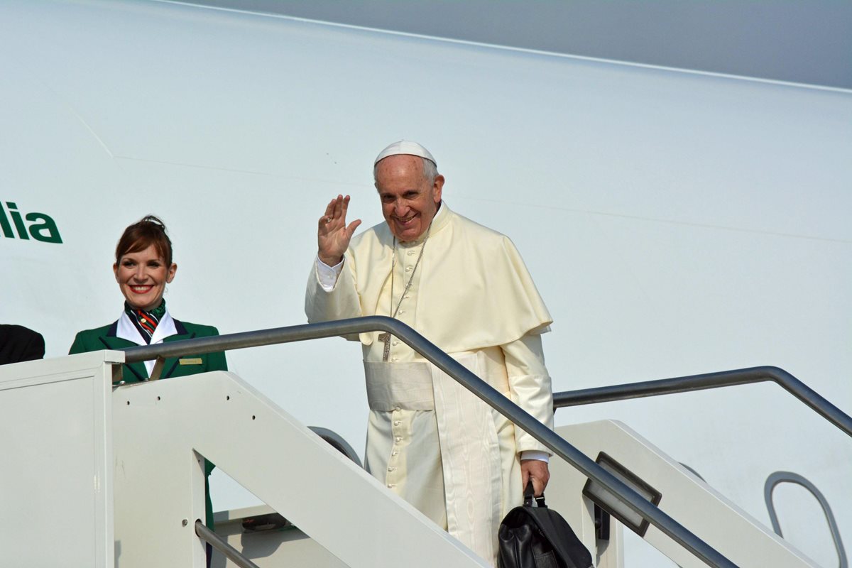 El papa Francisco aborda el avión en Italia,  en su visita a Latinoamérica. (Foto Prensa Libre: EFE)