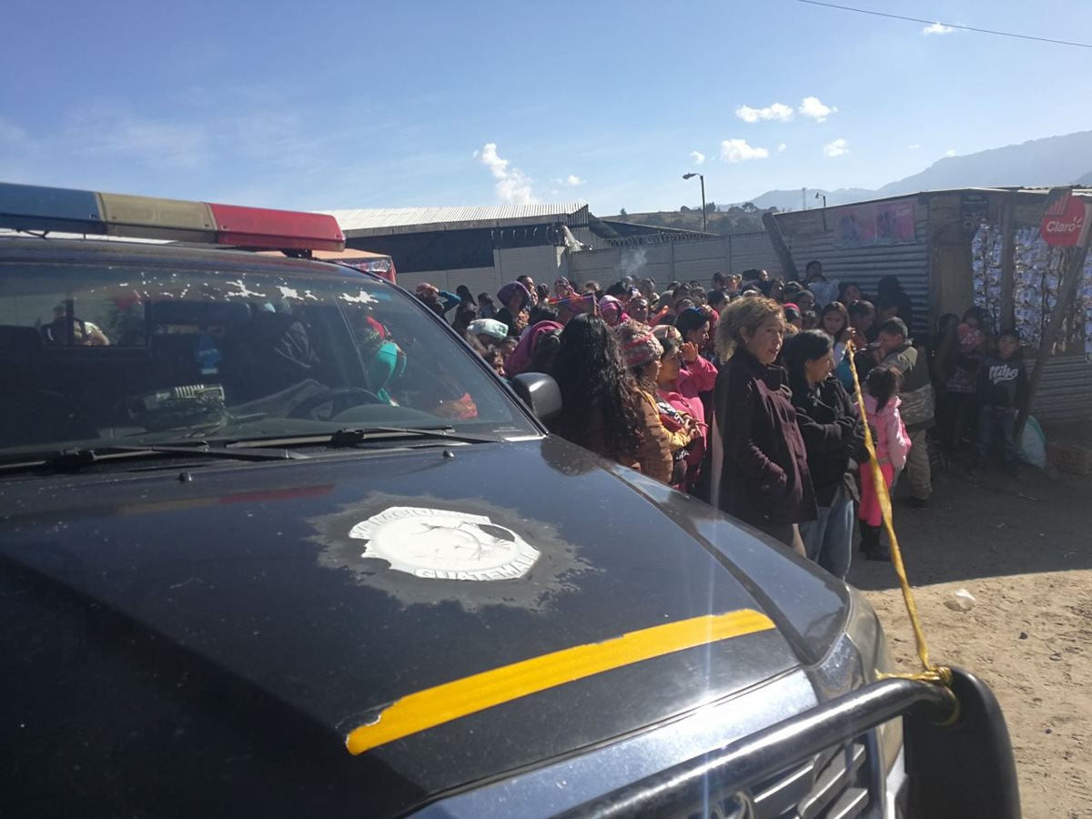 Vecinos se aglomeran en el lugar donde Édgar Ebelio Gregorio Gómez, guardia del SP, fue atacado a balazos. (Foto Prensa Libre: Fred Rivera)