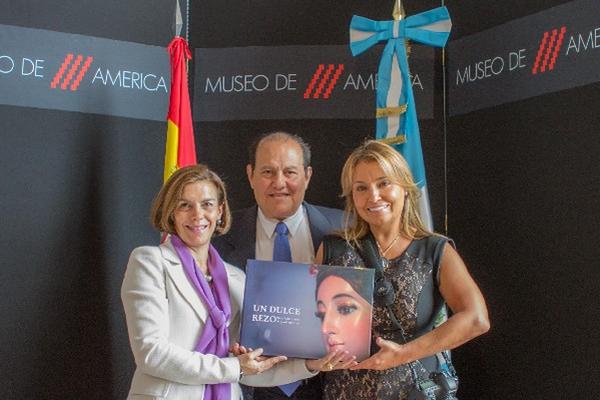 Carla Rodríguez, Miguel Álvarez y  Rita Villanueva muestran el libro Un dulce rezo. (Foto Prensa Libre: Cortesía Miguel Álvarez)