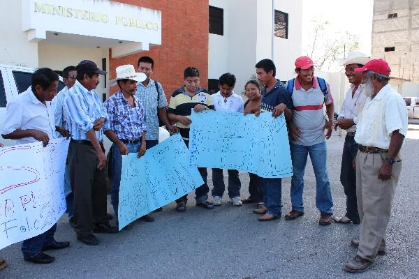 Campesinos protestan frente al MP  para exigir que se investigue el despojo de una finca de  101 hectáreas.