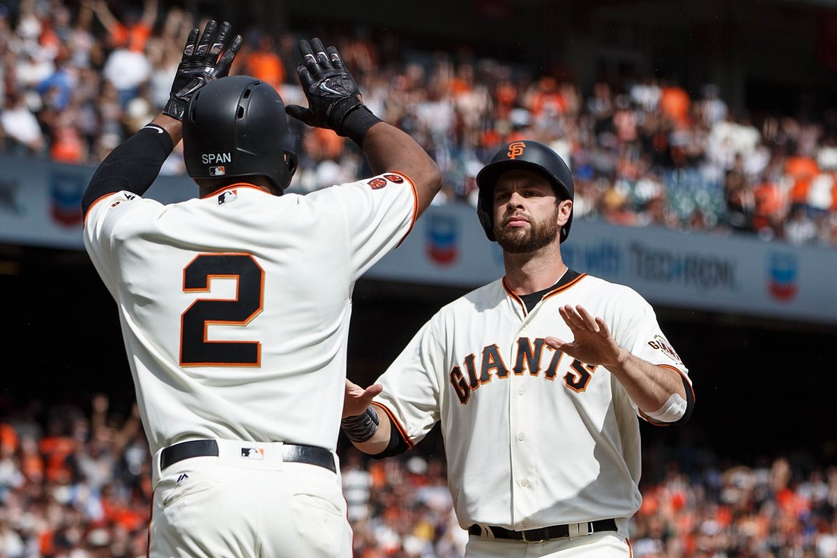 Span y Belt celebran luego de anotar una carrera tras un hit de Buster Posey. (Foto Prensa Libre: AFP)