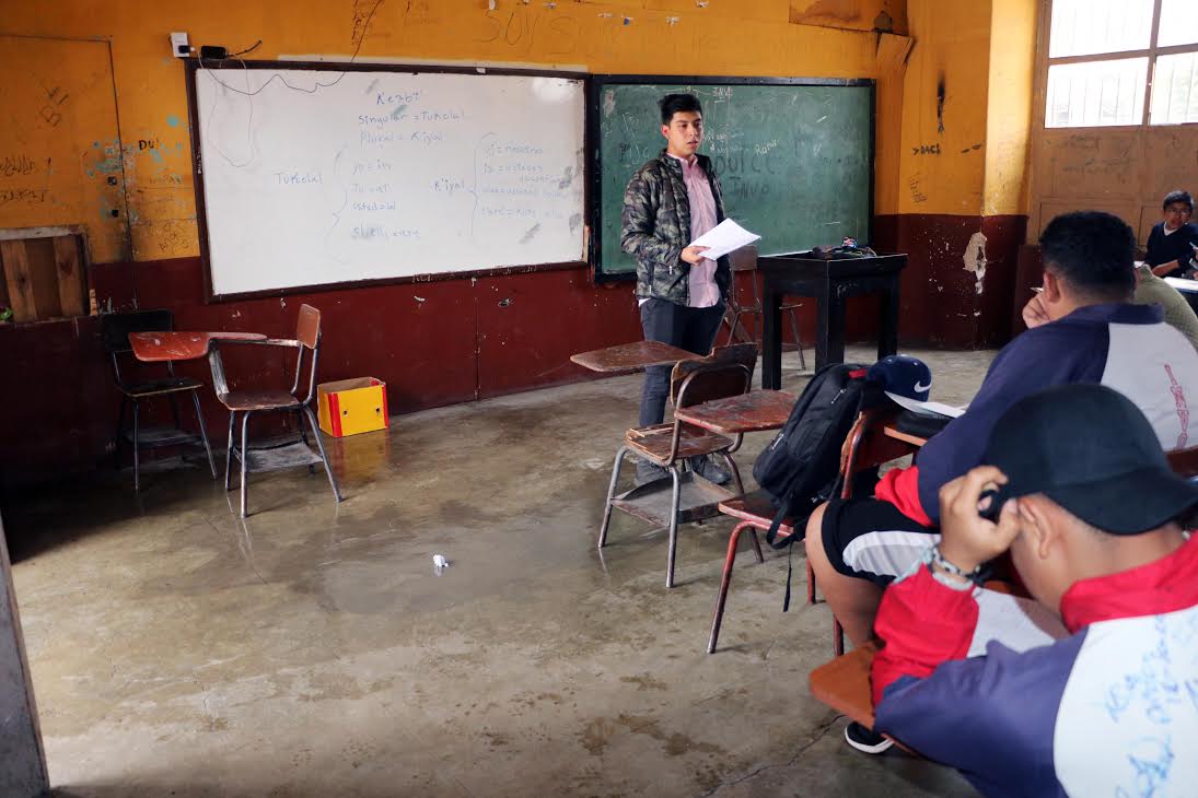 Estudiantes del Instituto Normal para Varones de Quetzaltenango reciben clases en aulas en mal estado. (Foto Prensa Libre: Carlos Ventura)