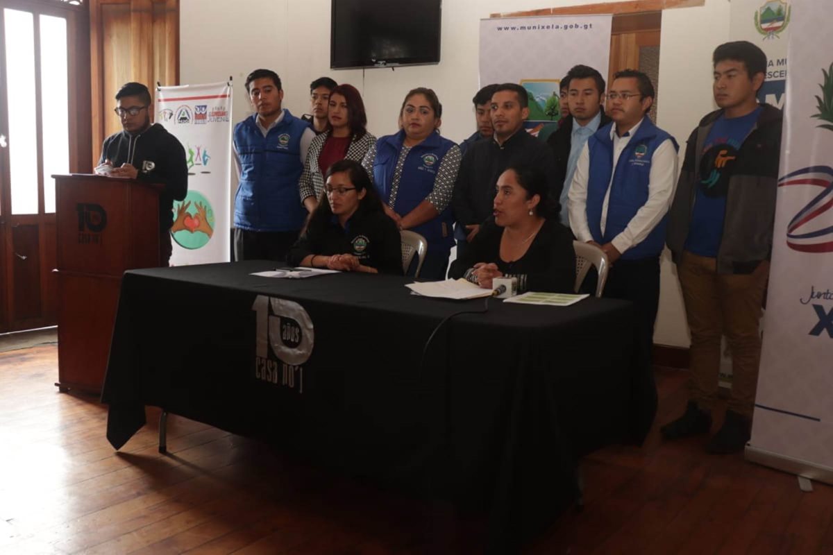 Representantes de sectores juveniles y organizaciones que velan por este sector de la población informan sobre el congreso de la juventud que se celebrará en Xela este mes. (Foto Prensa Libre: María José Longo)