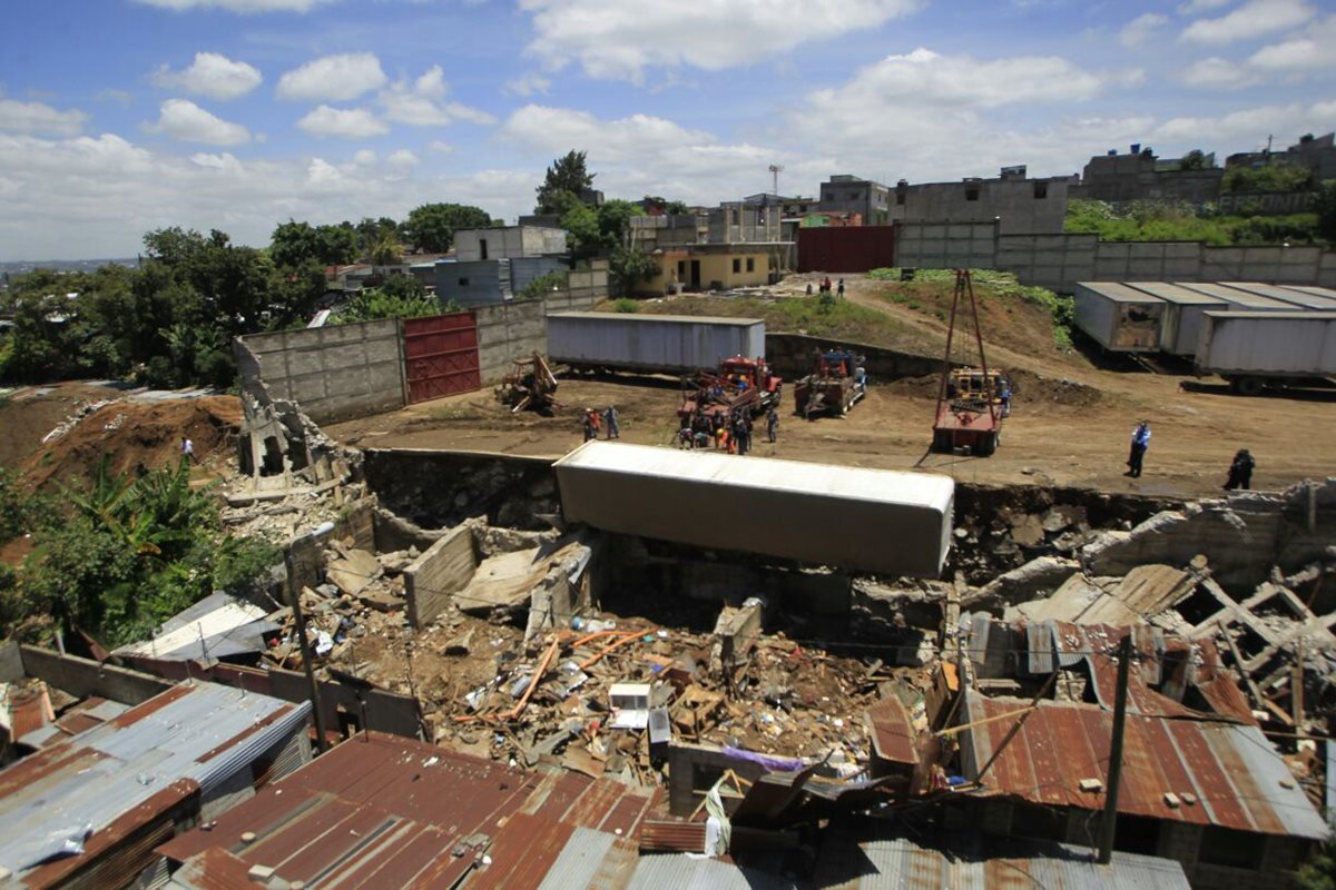 Este jueves autoridades ediles y la Conred descombran el área afectada en Santa Isabel 2. (Foto Prensa Libre: Edwin Bercián)