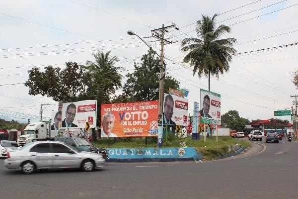 La visibilidad de automovilistas  que circulan en Escuintla  se ve afectada por   vallas de propaganda política y comercial.