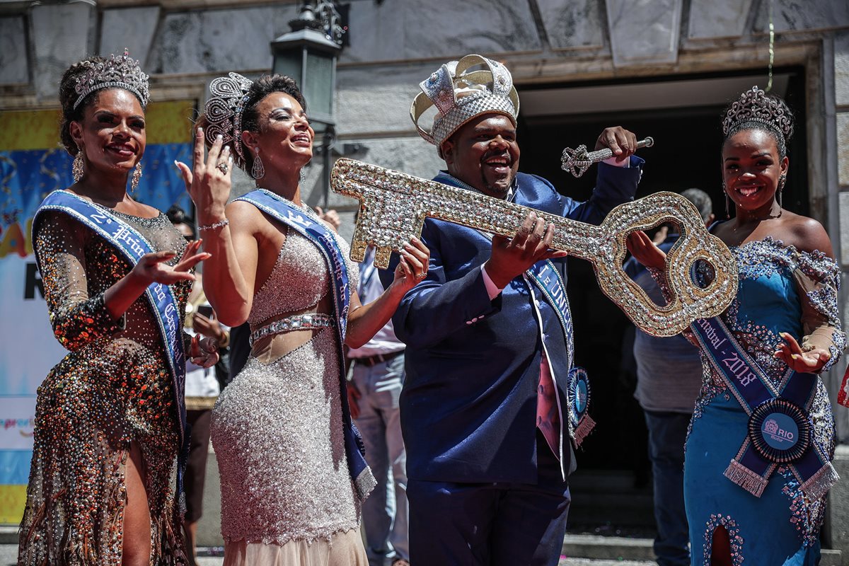 El tradicional Rey Momo recibe las llaves de la ciudad de Río. (Foto Prensa Libre: EFE)