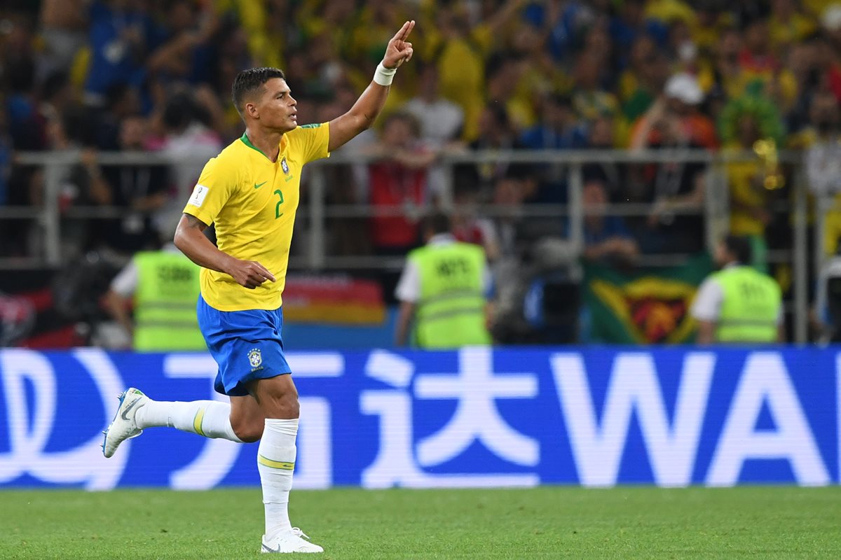 Así celebró Thiago Silva el segundo gol de la canarinha contra Serbia. (Foto Prensa Libre: AFP)