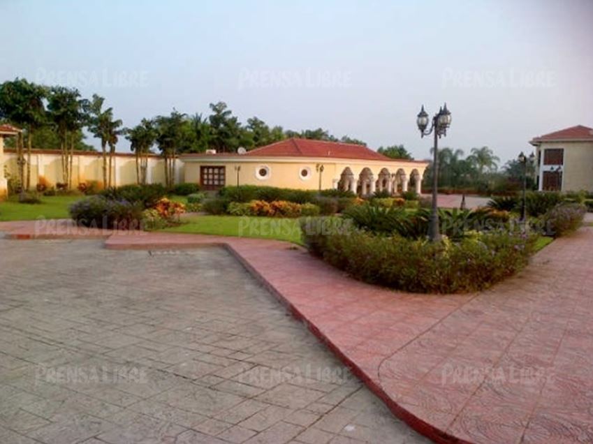 Patio de la vivienda estilo colonial que Mario Ponce tenía en la aldea Playitas, Morales, Izabal. (Foto Prensa Libre: Hemeroteca PL).