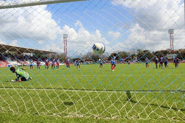 Anderson Andrade comienza a celebrar cuando el balón toca las redes de los porteños, para el 3-2 definitivo. (Foto Prensa Libre: Julio Vargas)