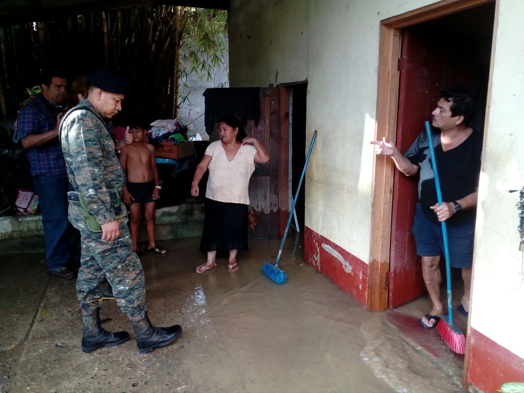 Elementos del Ejército de Guatemala evalúan los daños en Izabal.